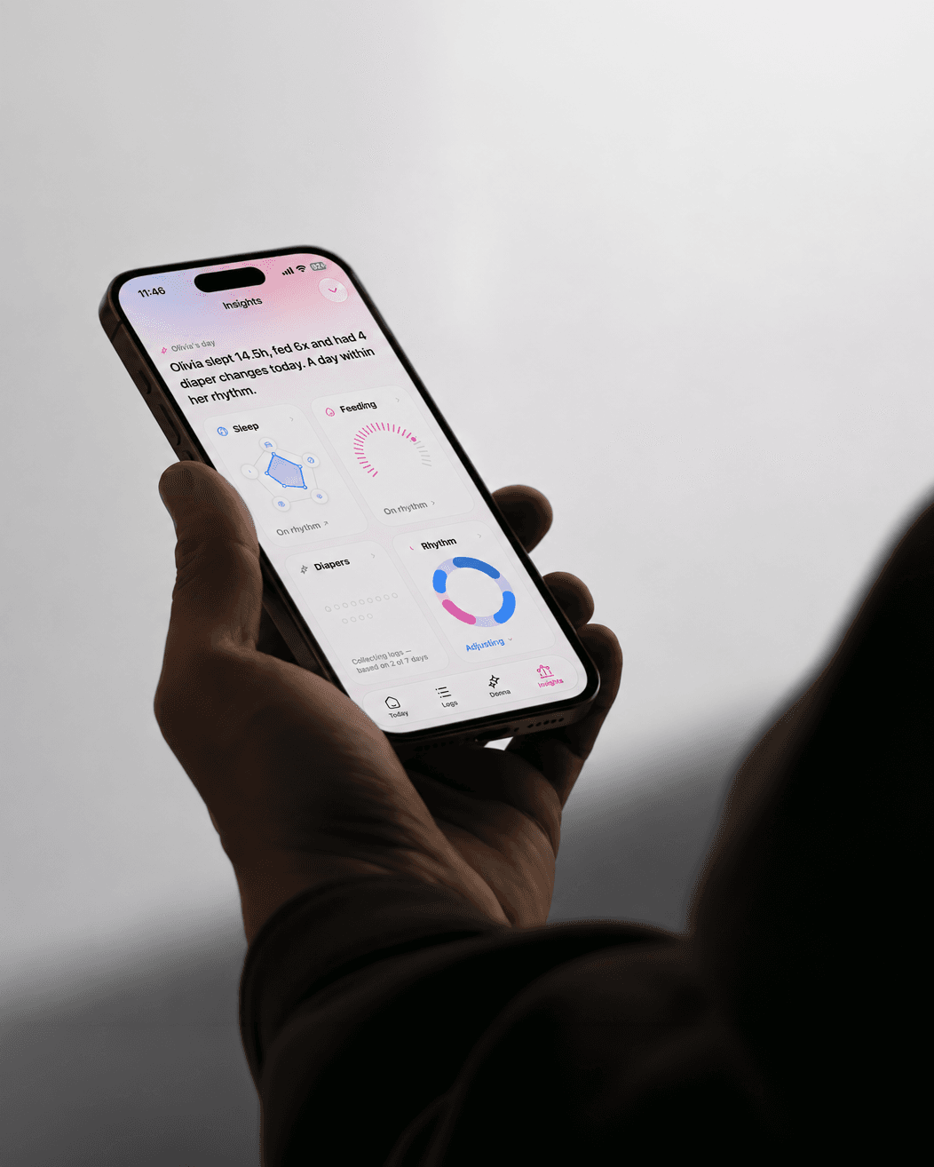 Tela de Insights da DonnaAI em um iPhone na mão
