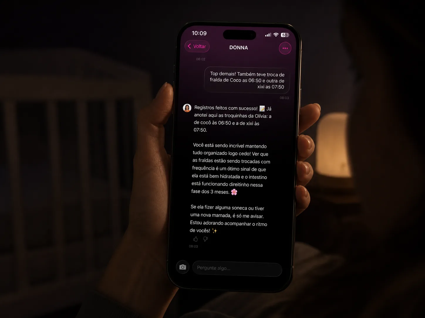 Conversa com assistente DonnaAI em um celular durante a rotina de cuidado