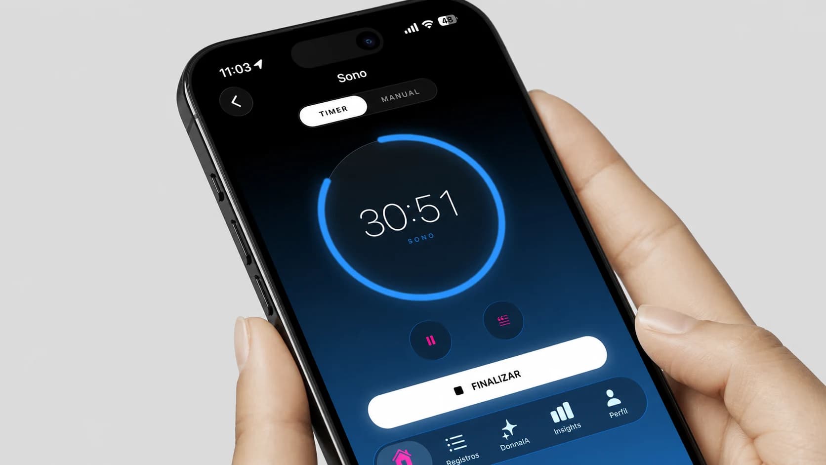Aplicativo DonnaAI aberto em um iPhone na mão